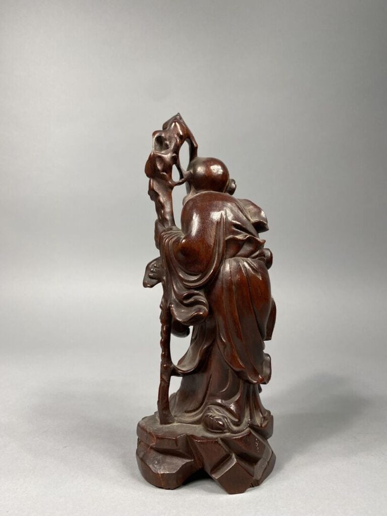 Chine - Groupe sculpté en bois teinté rouge représentant Shou Lao tenant son bâ…