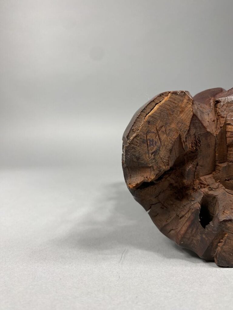 Chine - Groupe sculpté en bois teinté rouge représentant Shou Lao tenant son bâ…