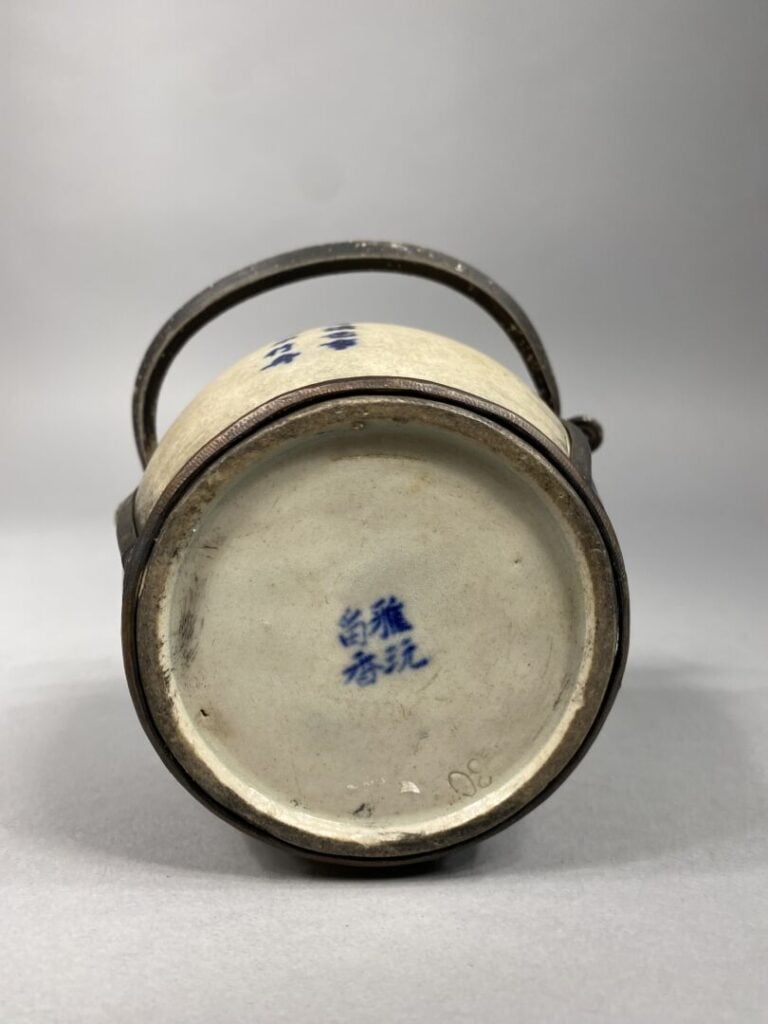 Chine pour le Vietnam - Pipe à eau / à opium en porcelaine dans le style des "B…