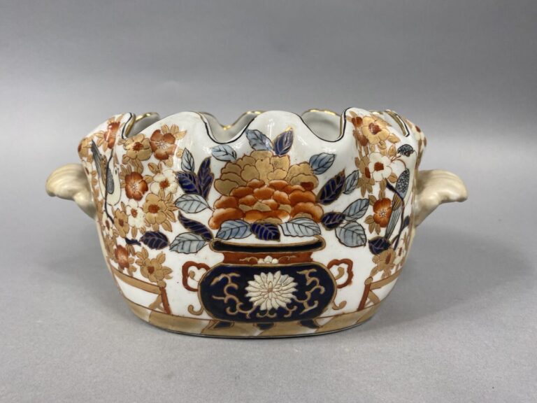 Chine - Rafraichissoir en porcelaine à décor Imari de vases fleuris. L'intérieu…