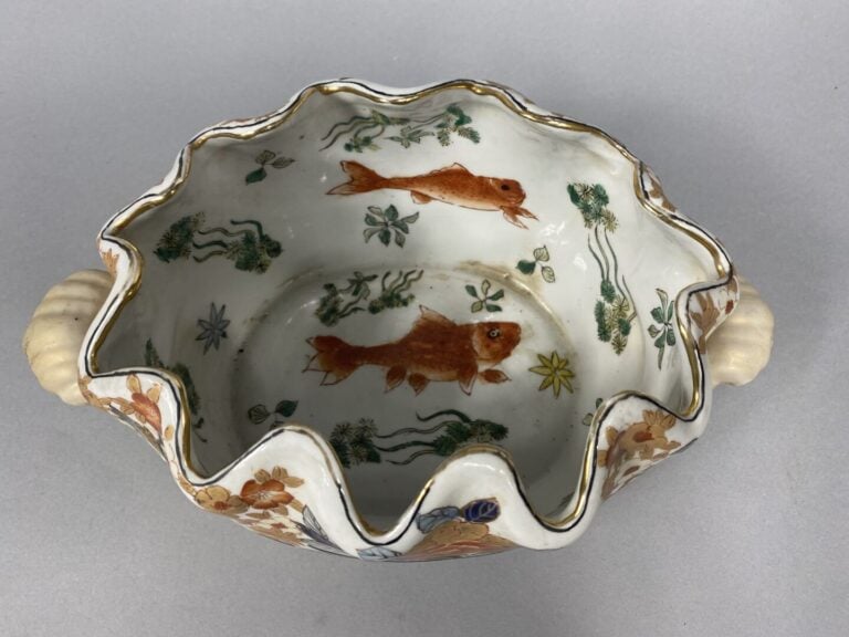 Chine - Rafraichissoir en porcelaine à décor Imari de vases fleuris. L'intérieu…