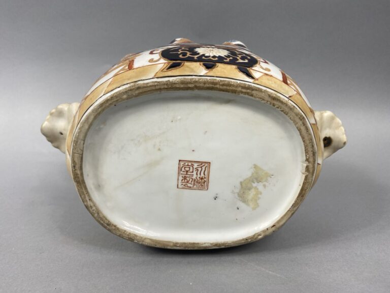 Chine - Rafraichissoir en porcelaine à décor Imari de vases fleuris. L'intérieu…