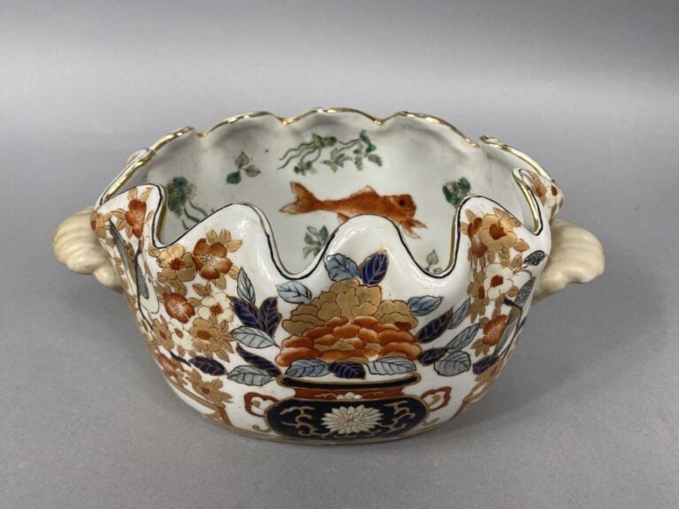 Chine - Rafraichissoir en porcelaine à décor Imari de vases fleuris. L'intérieu…