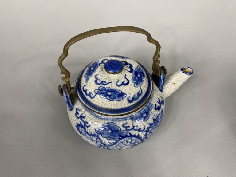 Chine - Théière et plateau en céramique émaillée craquelée à décor d'un dragon…