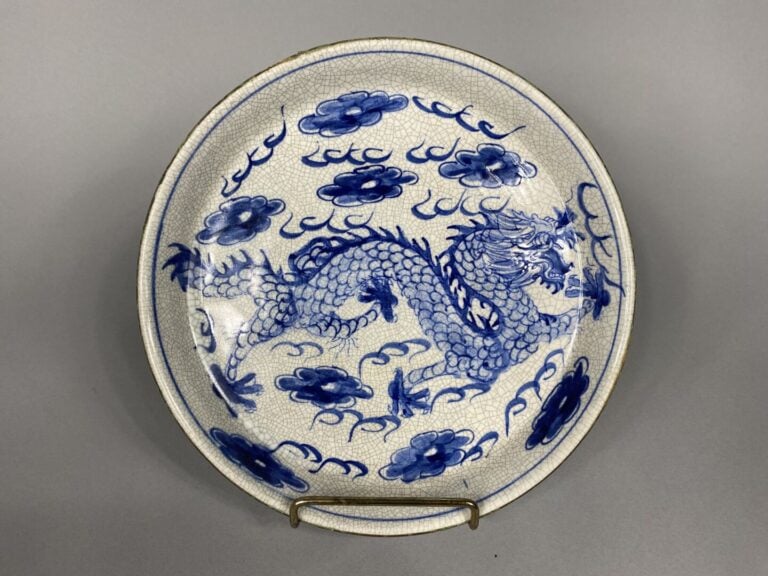 Chine - Théière et plateau en céramique émaillée craquelée à décor d'un dragon…