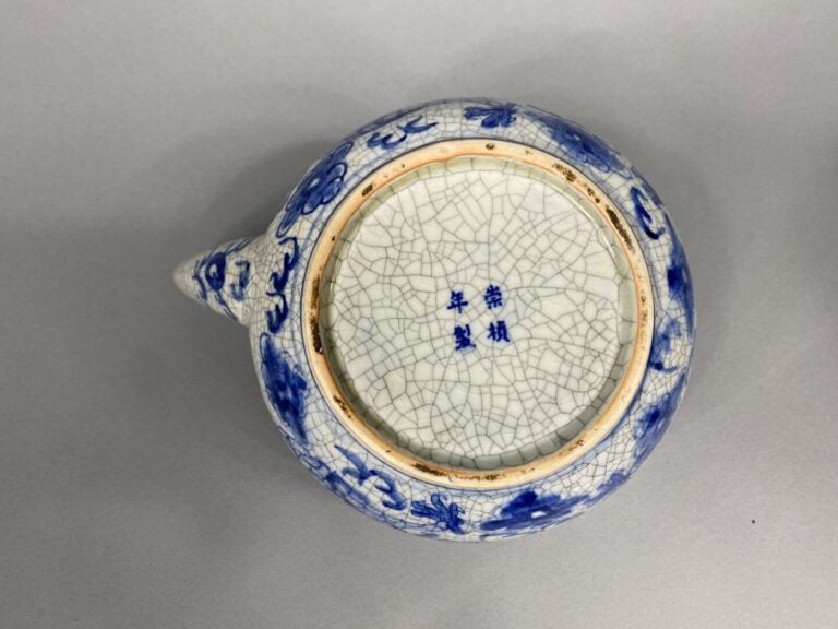 Chine - Théière et plateau en céramique émaillée craquelée à décor d'un dragon…