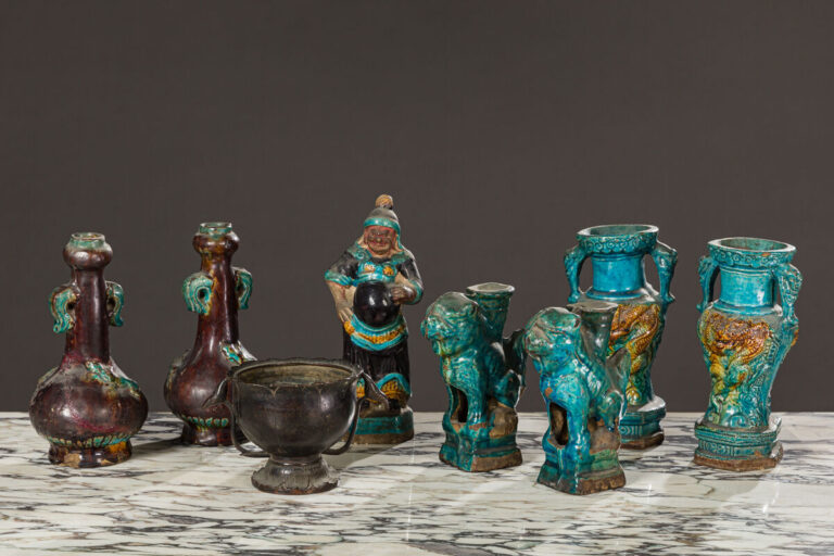 Chine, XXème siècle - Ensemble en céramique émaillée turquoise ou polychrome co…