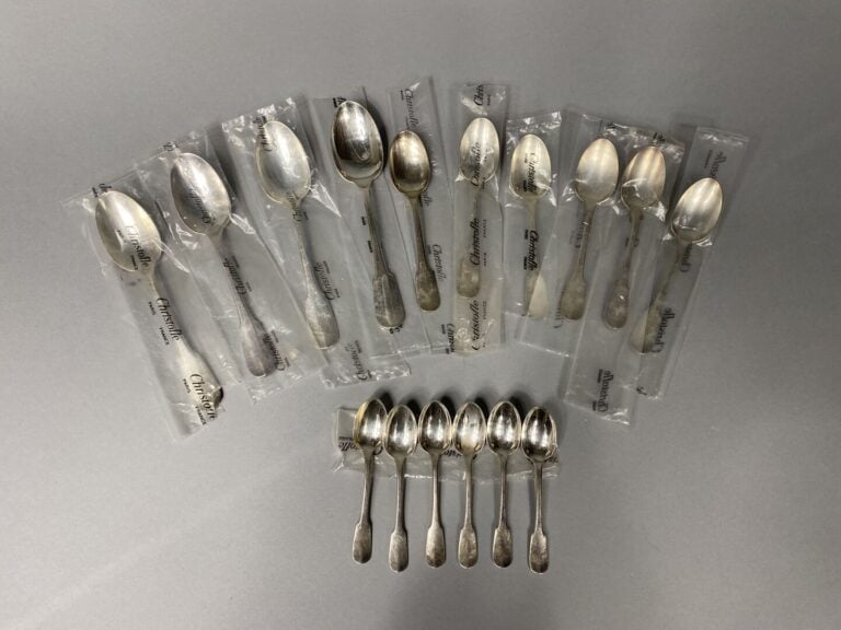 CHRISTOFLE - Partie de ménagère en métal argenté modèle CLUNY comprenant : - -…