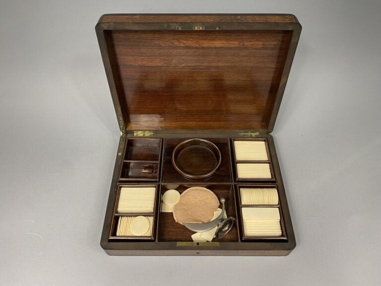 Coffret à jeux en bois de placage à décor marqueté de filets, le couvercle est…