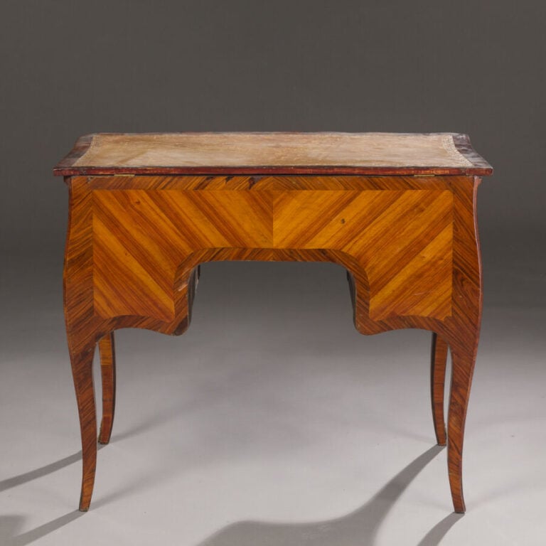 Coiffeuse en bois de placage marqueté ouvrant par un abattant découvrant des pe…