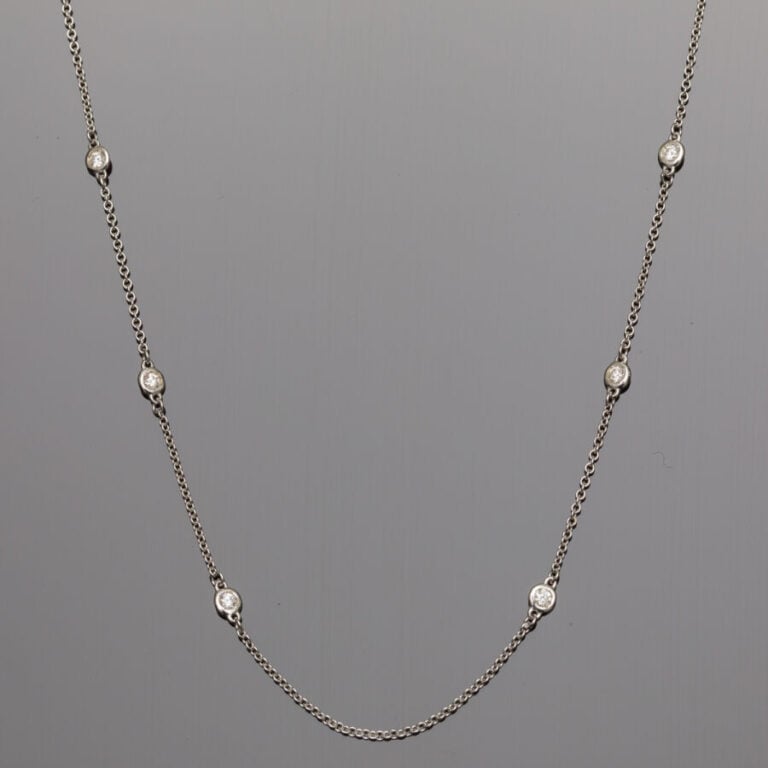 COLLIER chaînette en or gris (585‰) 14 carats, composé de six diamants taille b…