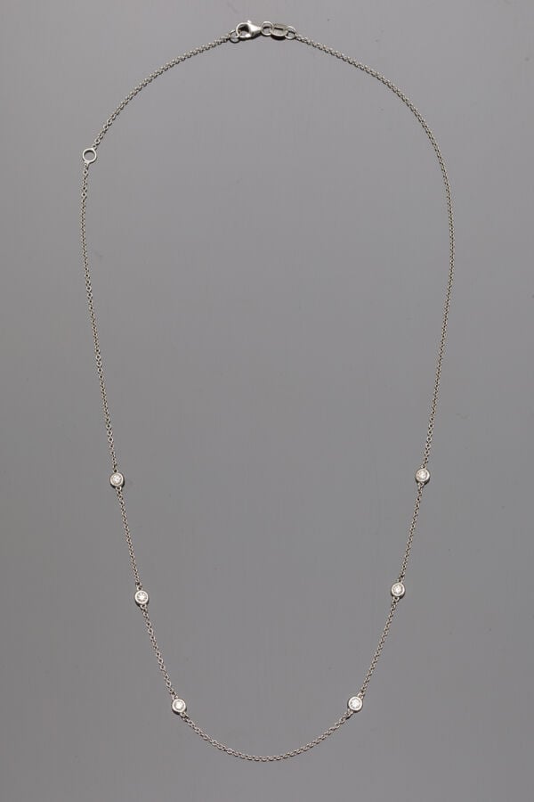 COLLIER composé d'une chaînette en or gris (585‰) 14 carats, orné de six diaman…
