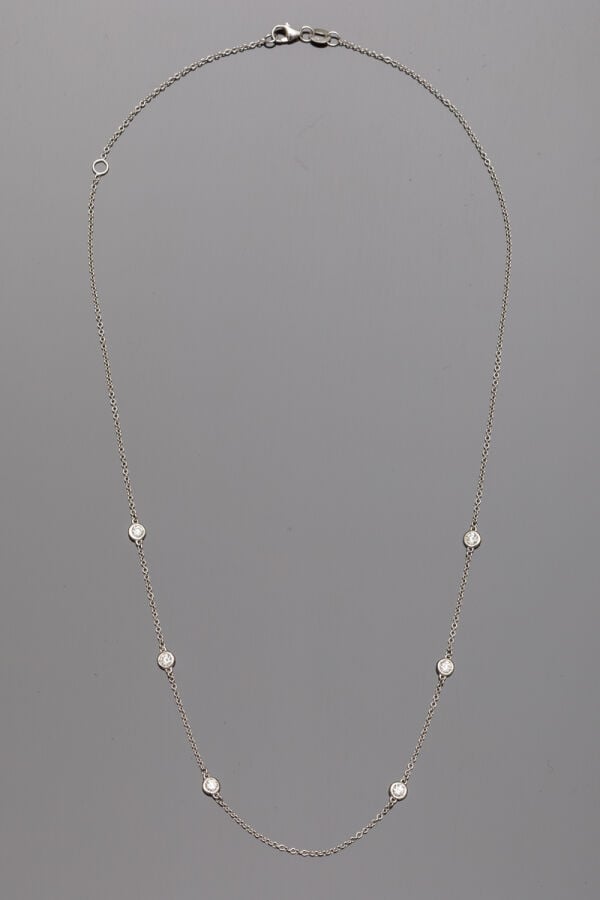 COLLIER composé d'une chaînette en or gris (750‰) ornée de six diamants taille…