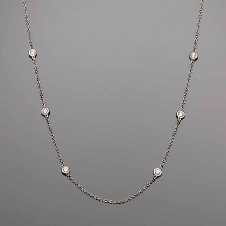 COLLIER composé d'une chaînette en or gris (750‰) ornée de six diamants taille…