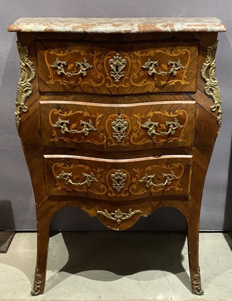 Commode d'entre-deux à façade galbée en bois de placage à décor marqueté de fil…