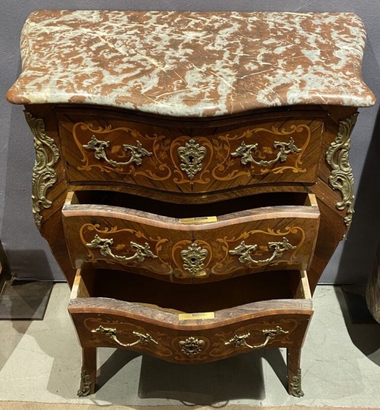 Commode d'entre-deux à façade galbée en bois de placage à décor marqueté de fil…