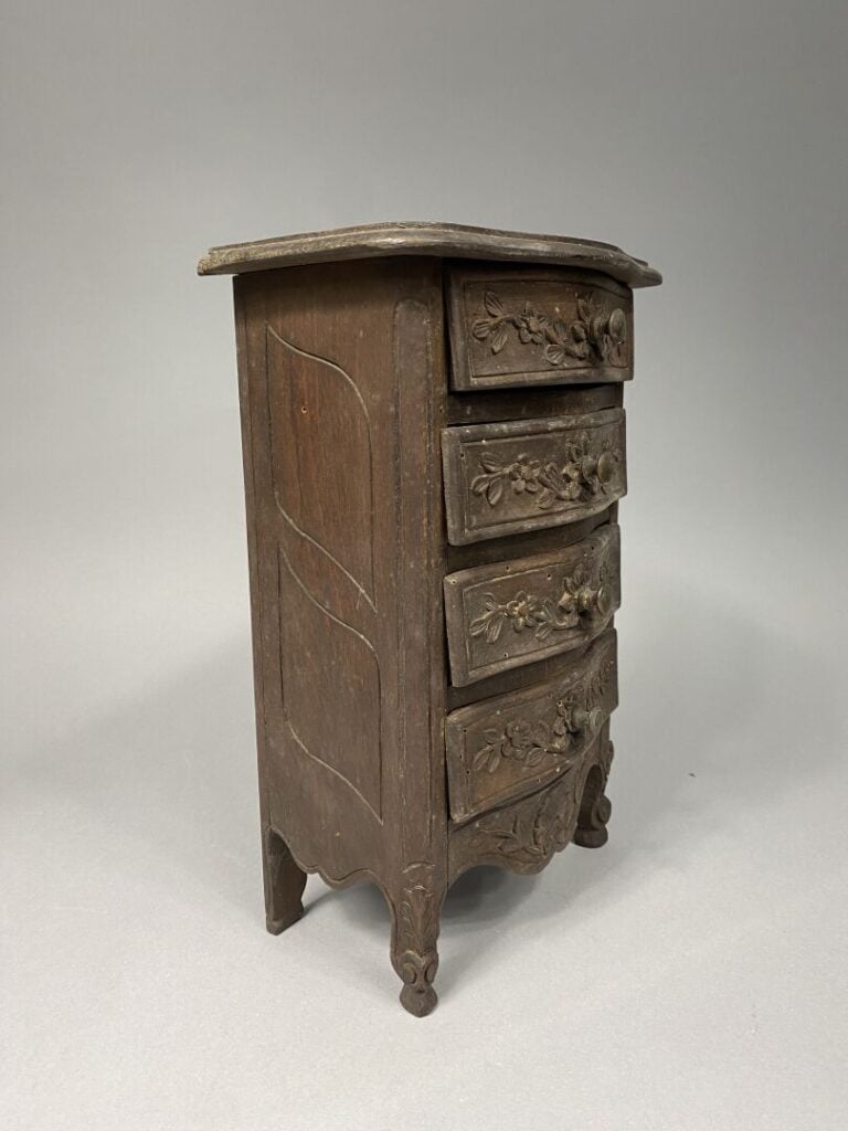 Commode de poupée en bois mouluré et sculpté de branches fleuries et coquille,…