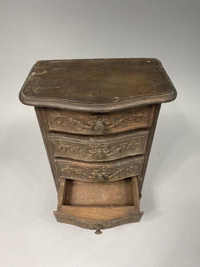 Commode de poupée en bois mouluré et sculpté de branches fleuries et coquille,…