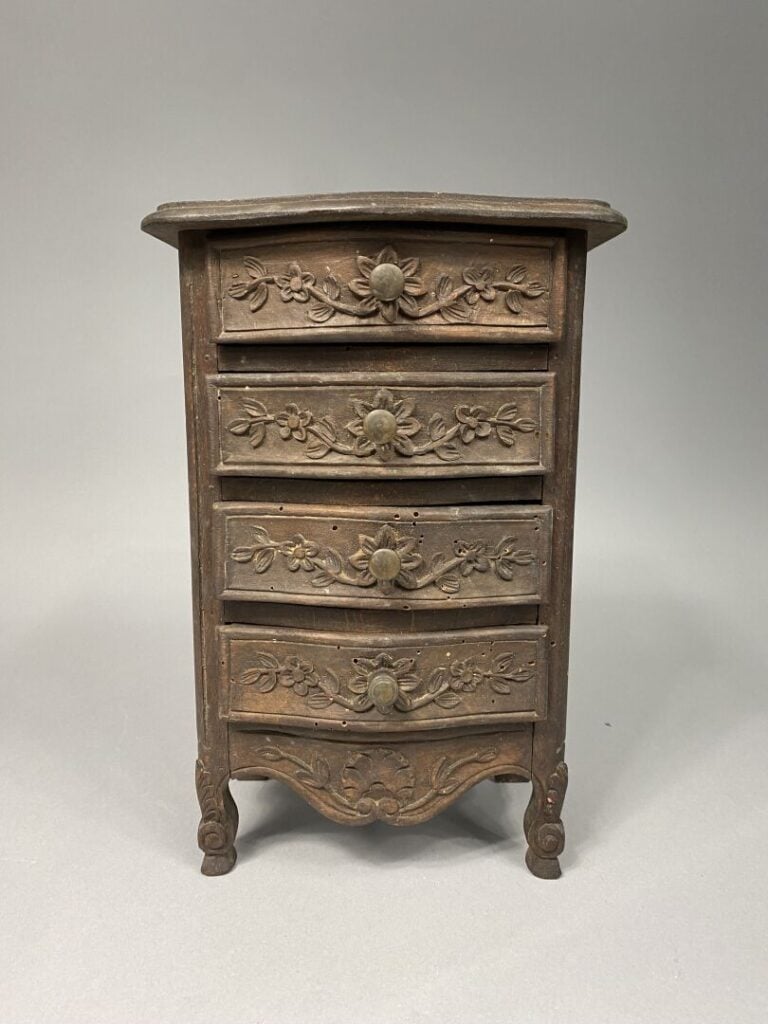 Commode de poupée en bois mouluré et sculpté de branches fleuries et coquille,…