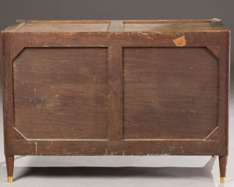 Commode en acajou et placage d'acajou rectangulaire. Elle présente 6 tiroirs su…