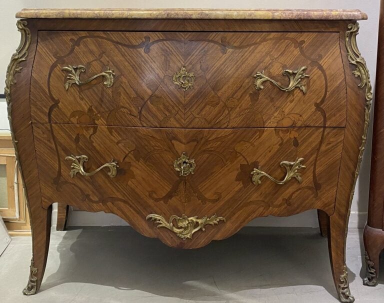 Commode en bois de placage ouvrant à deux tiroirs en façade à décor floral marq…
