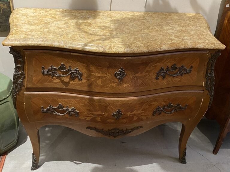 Commode en bois de placage ouvrant à deux tiroirs en façade légèrement galbée à…