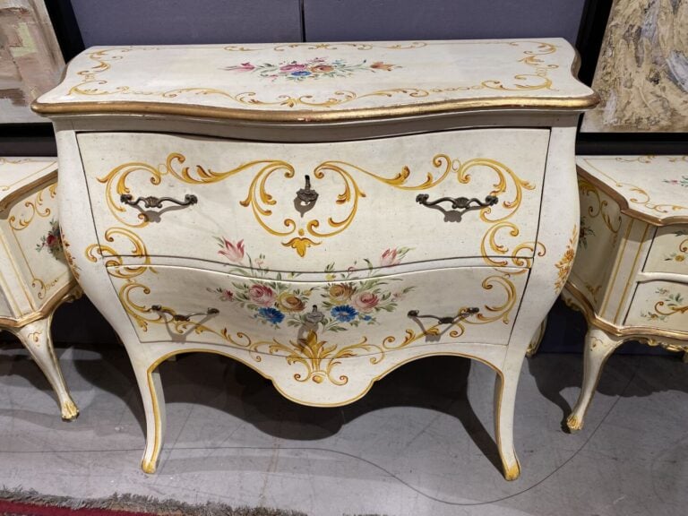 Commode galbée en bois peint à décor floral polychrome et filets ouvrant à deux…