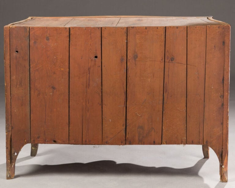 Commode galbée toutes faces en bois de placage marquetée en feuilles dans des f…