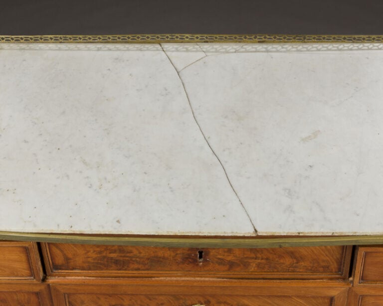 Commode rectangulaire en acajou et placage d'acajou ouvrant par cinq tiroirs su…