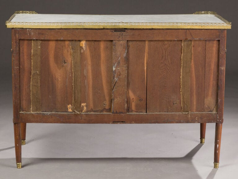 Commode rectangulaire en acajou et placage d'acajou ouvrant par cinq tiroirs su…