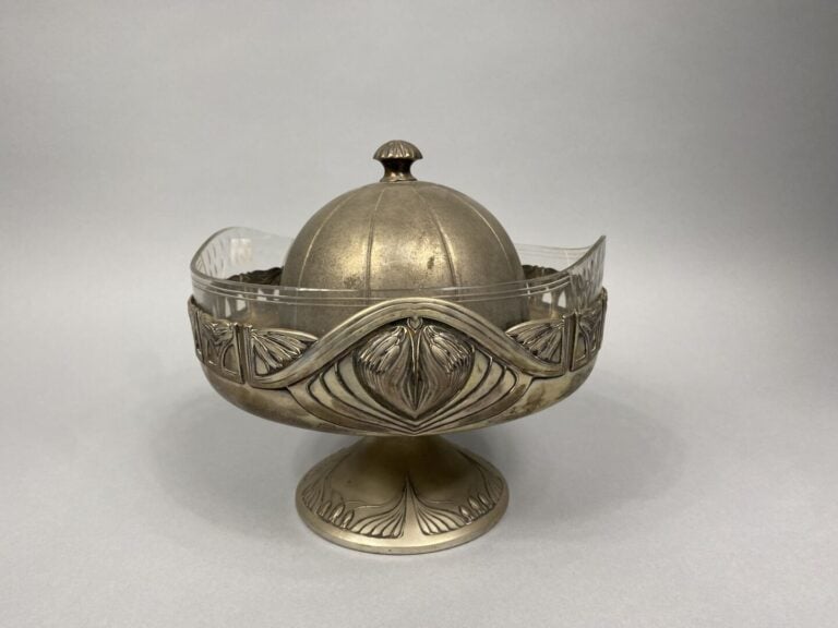 Coupe en métal argenté avec cloche - Dans le style Art nouveau - H : 25 cm