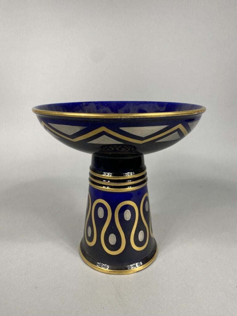 Coupe sur pied en porcelaine émaillée bleu nuit à décor de motifs géométriques…