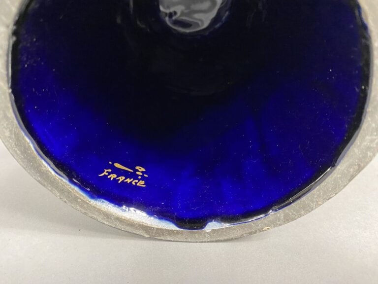 Coupe sur pied en porcelaine émaillée bleu nuit à décor de motifs géométriques…