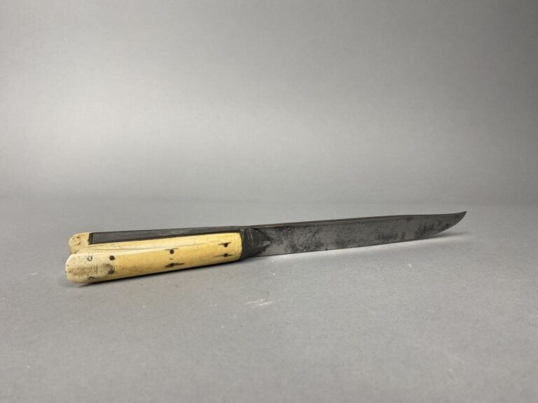 Couteau avec manche en os et décor gravé - L : 30 cm