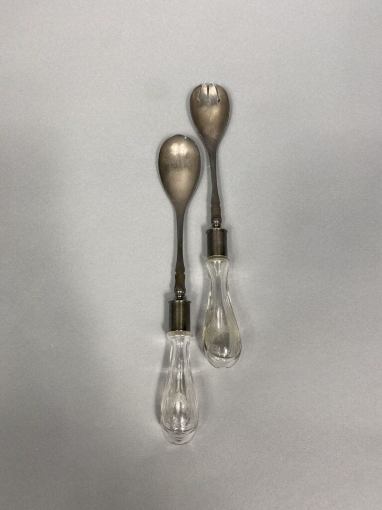 Couvert à salade en métal argenté avec manche en verre gravé de guirlandes - Lo…