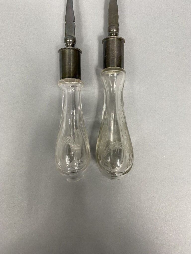 Couvert à salade en métal argenté avec manche en verre gravé de guirlandes - Lo…