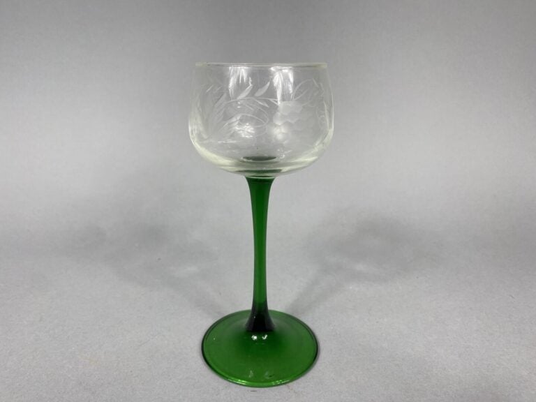 CRISTAL DE LORRAINE - Ensemble de douze verres sur pied dans les tons vert à dé…