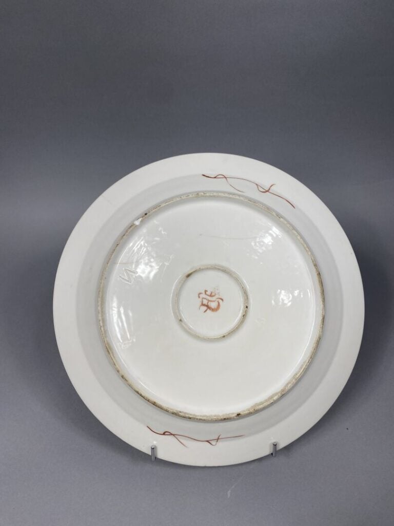 Dans le goût asiatique - Plat en porcelaine émaillée polychrome à décor de fleu…