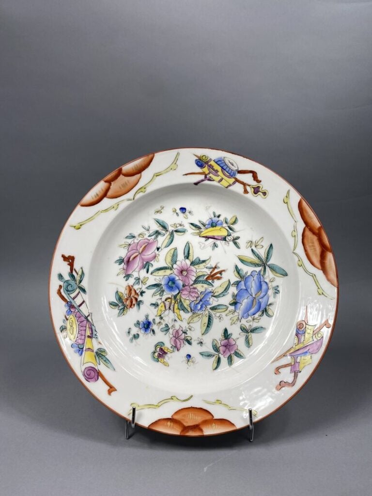 Dans le goût asiatique - Plat en porcelaine émaillée polychrome à décor de fleu…