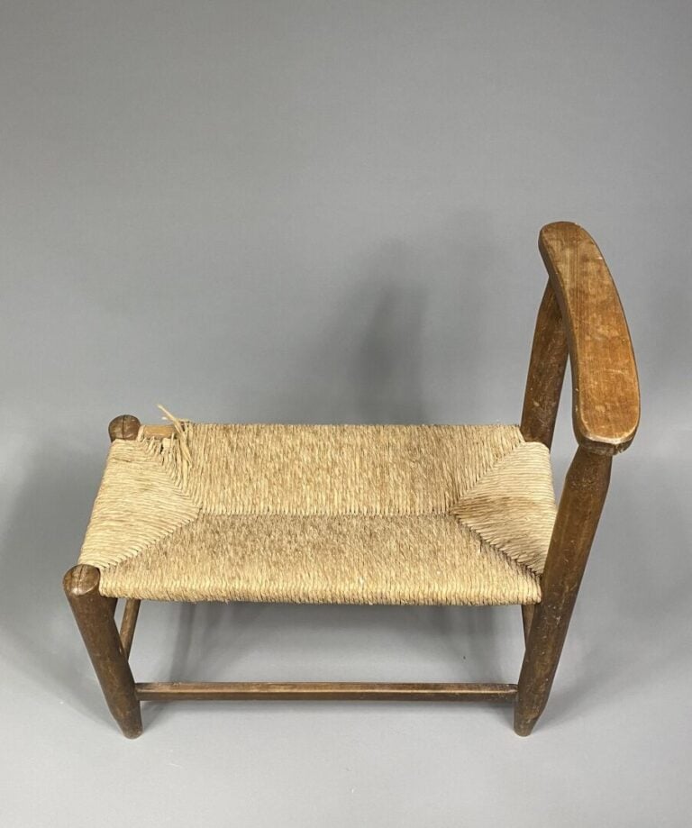 Dans le goût de Charlotte PERRIAND - Tabouret en bois à un accotoir, assise pai…