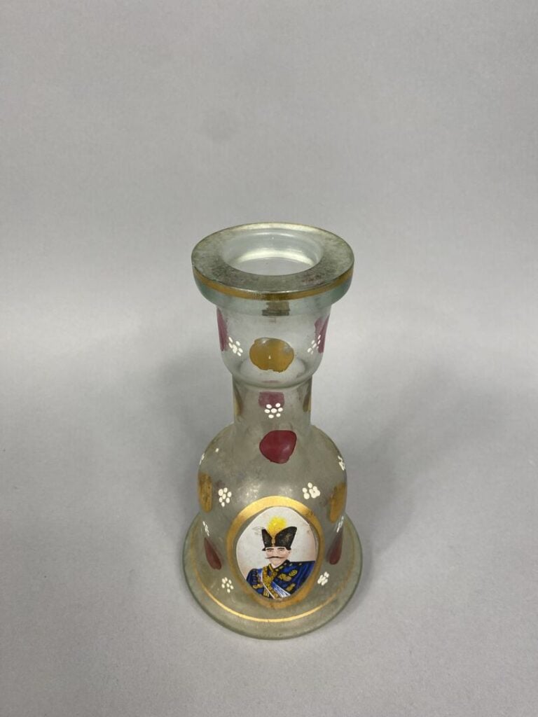Dans le goût de la Bohême - Vase en verre à décor de pastilles et médaillons fi…