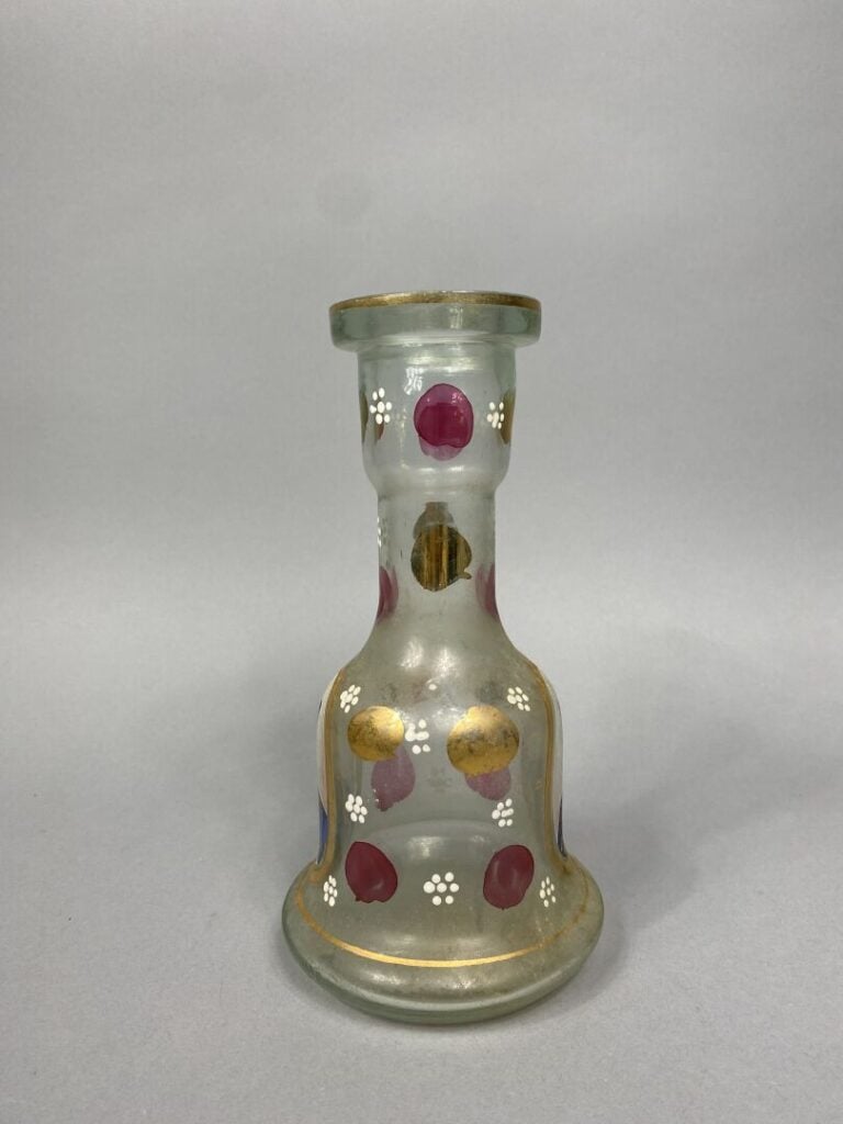 Dans le goût de la Bohême - Vase en verre à décor de pastilles et médaillons fi…
