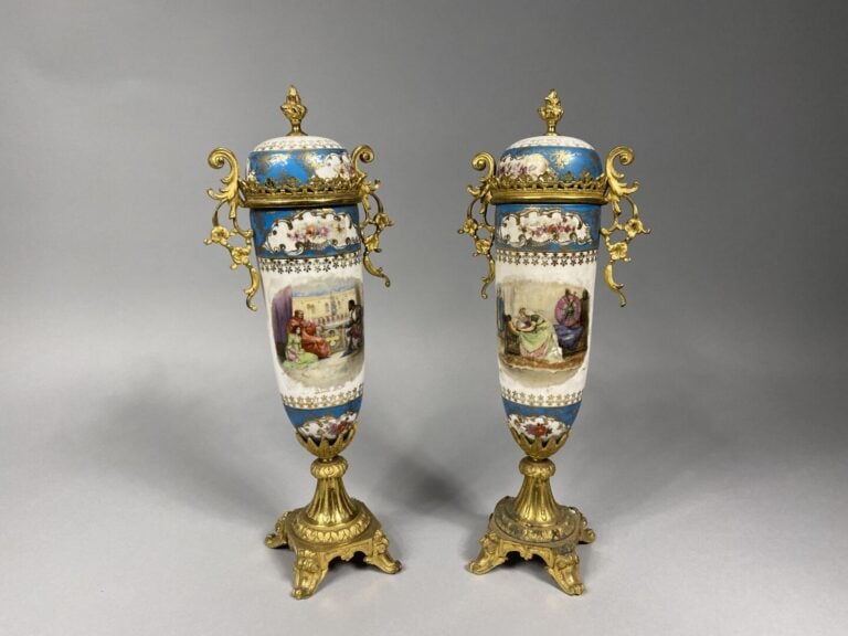 Dans le goût de SEVRES - Paire de vases fuseaux couverts en porcelaine émaillée…