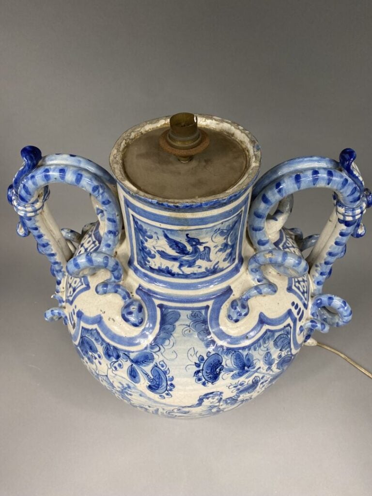 Dans le goût italien - Importante potiche en faïence à décor en camaïeu bleu de…