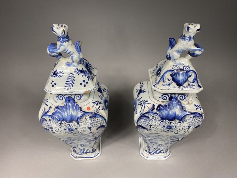DELFT - Paire de potiches en faïence à décor en camaïeu bleu d'une scène animée…