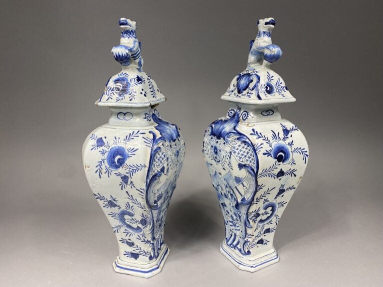DELFT - Paire de potiches en faïence à décor en camaïeu bleu d'une scène animée…