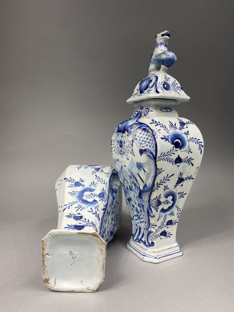 DELFT - Paire de potiches en faïence à décor en camaïeu bleu d'une scène animée…