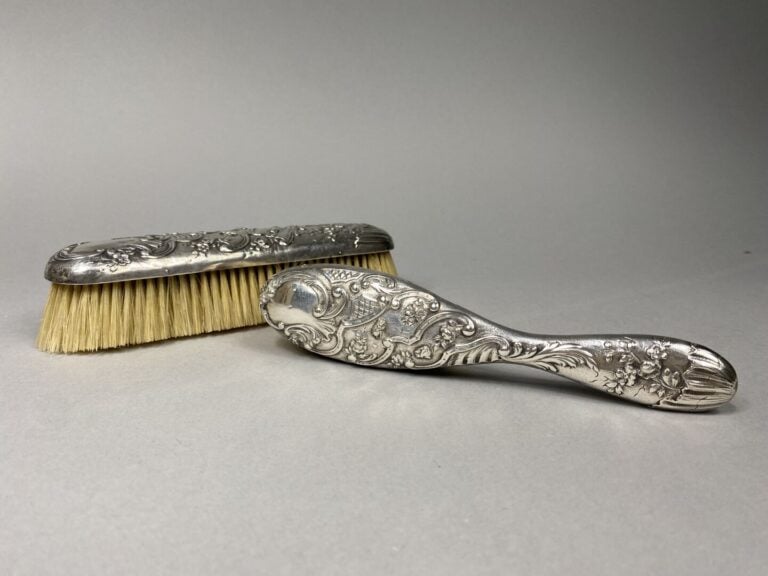 Deux brosses de toilette en argent (925) à décor repoussé de rinceaux feuilllag…