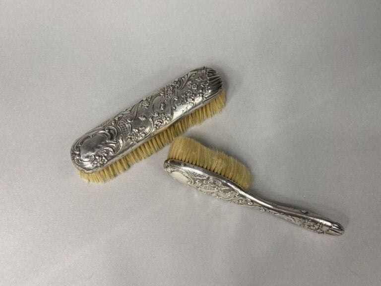 Deux brosses de toilette en argent (925) à décor repoussé de rinceaux feuilllag…