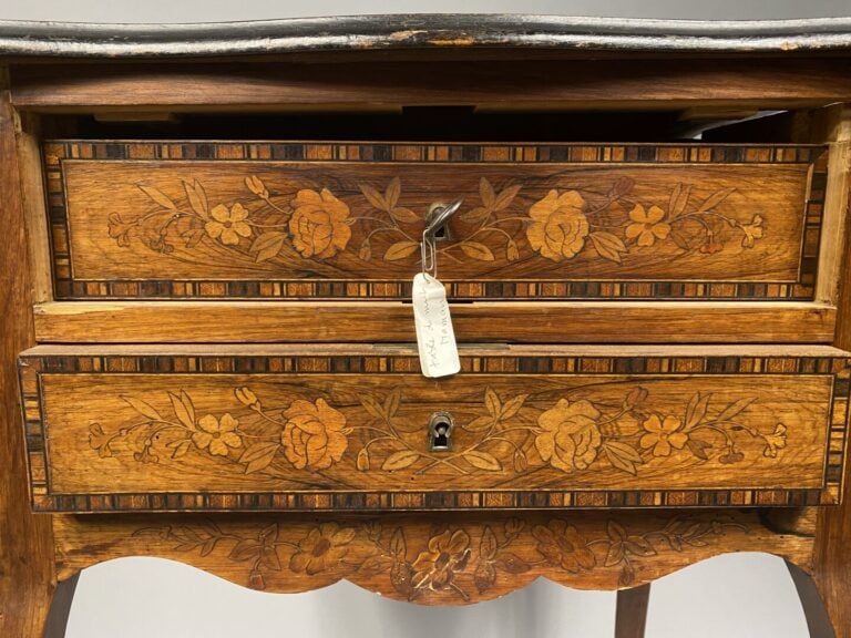Deux chevets en bois de placage à décor marqueté de filets, pieds galbés - Styl…